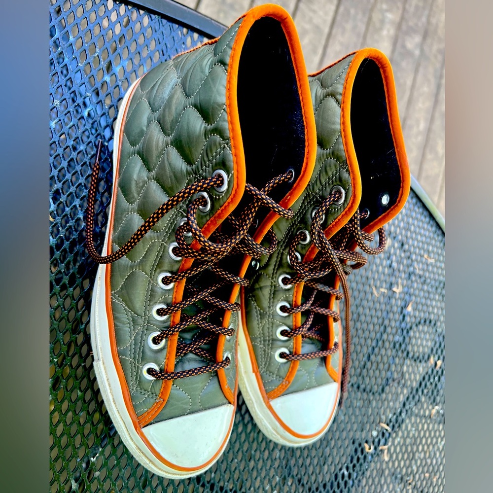 Converse Chuck Taylor Quilted Hi-Tops. Barely Worn. L9.5/M7.5. Unisex. (Bin 2)